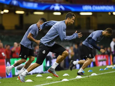 Ronaldo thu hút mọi ánh nhìn trên sân Thiên niên kỷ