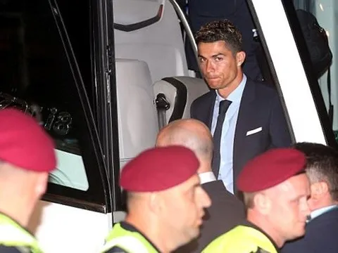 Ronaldo và đồng đội lộ vẻ mệt mỏi khi hành quân đến Kiev trong đêm