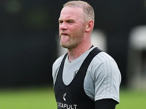 Rooney áp lực thấy rõ trong buổi tập đầu với đội bóng mới