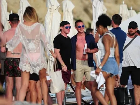 Rooney dắt vợ đi biển, nhấm nháp ngụm bia với cựu sao Quỷ đỏ
