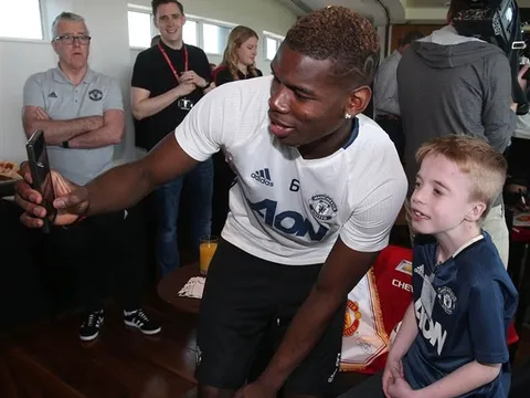 Rooney già nua, Pogba lại đổi tóc khi đi gặp fan