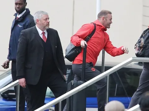 Rooney hớn hở có mặt tại khách sạn Lowry