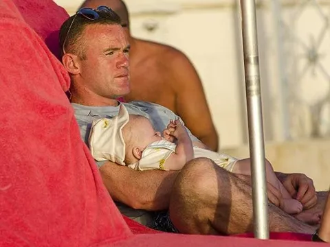 Rooney nhập vai "ông bố đảm đang" ở biển Barbados