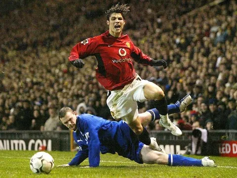 Rooney từng khiến Ronaldo ngã sấp mặt như thế này