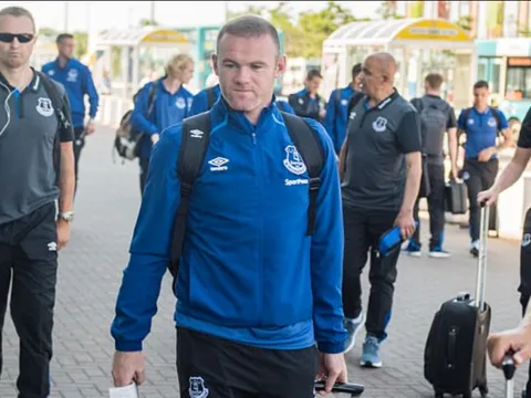 Rooney và dàn sao Everton mệt mỏi di chuyển tới Hà Lan