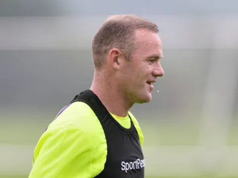 Rooney vã mồ hôi trên sân tập của Everton