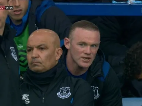 Rooney văng tục khi sớm bị thay ra trong trận Derby Merseyside