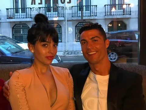 Sắp quyết chiến với Bayern, Ronaldo đưa bạn gái hưởng trăng mật sớm?