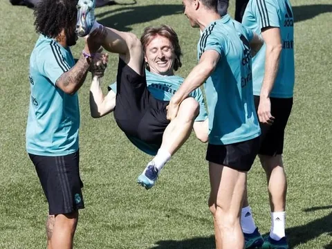 Luka Modric -  'Thánh nhọ' mang tiếng cười cho tập thể