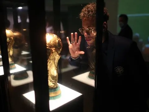 Trước thềm World Cup, Neymar 'tâm sự mỏng' với cúp vàng