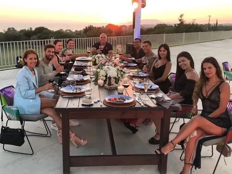 Ronaldo gây sốc với khoản tiền "boa" cho resort ở Hy Lạp