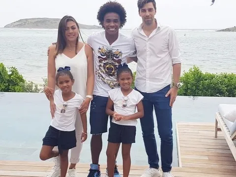 Bỏ mặc Barca và Man United, sao Brazil đi du hí bên vợ yêu