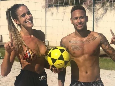 Hậu World Cup, Neymar thách đố mỹ nữ đá bóng