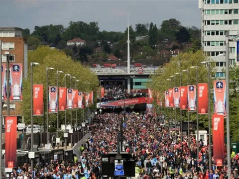 Rừng người ồ ạt đổ về Wembley chờ đại chiến giữa Arsenal và Man City