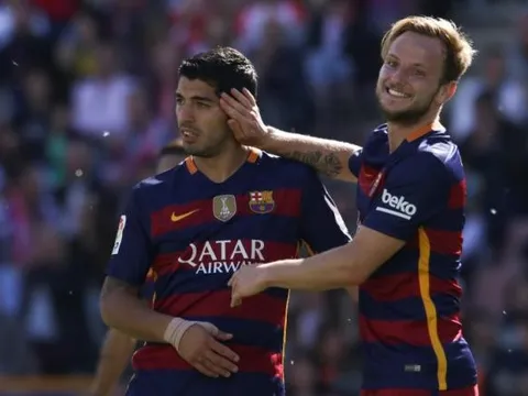 Luis Suarez "lo lắng" khi đồng đội ở Barca chuẩn bị cập bến Old Trafford