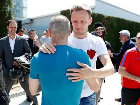 Tất cả trao cho Andres Iniesta cái ôm tạm biệt