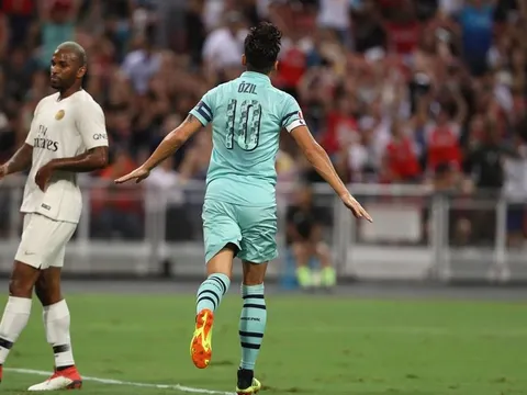 HLV Emery chỉ ra vị trí mới của Ozil
