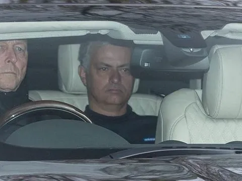 Mourinho mặt lạnh, Lukaku cười tươi trên đường đến sân tập Man Utd