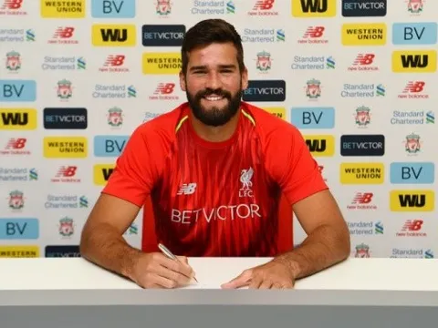 Fan MU "đá đểu" Klopp sau khi Alisson gia nhập Liverpool
