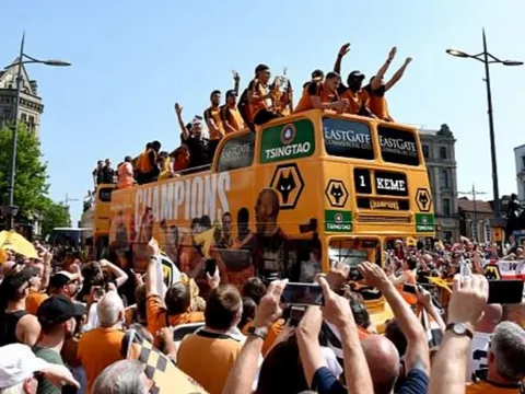 Sắc cam nhuộm cả đường phố trong ngày vui của Wolves