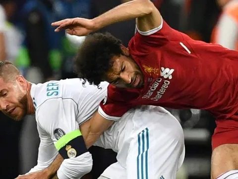 Salah suýt nổi cáu vì bị CĐV chạm vào vai