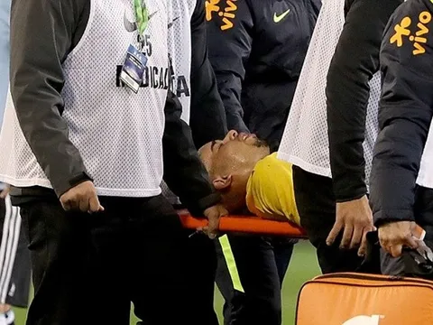 Sampaoli 'tái mặt" trong lần đầu dự derby Nam Mỹ