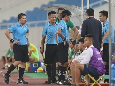 Hy hữu: Hà Nội nóng kỷ lục, trọng tài V-League bỏ dở trận đấu