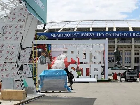 Sân Luzhniki bề bộn trước ngày khai mạc World Cup