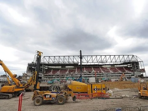 Sân Upton Park hơn 100 năm tuổi tan hoang thảm thương