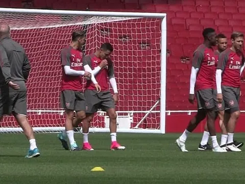 NÓNG: Sanchez hôn logo Arsenal, chốt xong tương lai?