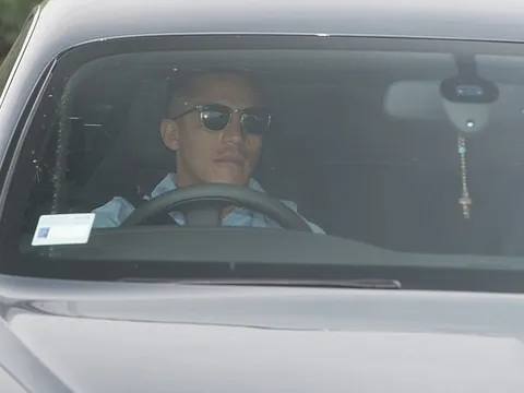 Sanchez cực ngầu trên đường đến sân tập Man United
