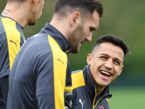 Sanchez cười thả ga trước trận đấu bù với Sunderland