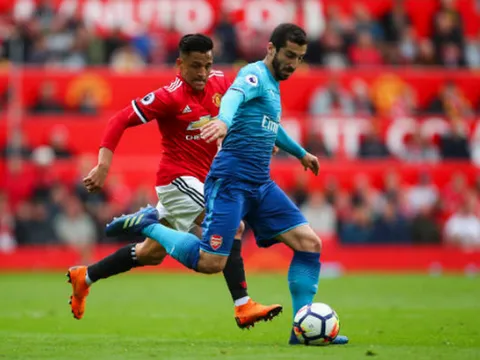 Sanchez thở 'hổn hển', đuổi theo Mkhitaryan khi vô tình gặp gỡ