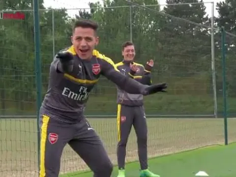 Sanchez và Ozil 'tám' bất chấp trên sân tập của Arsenal