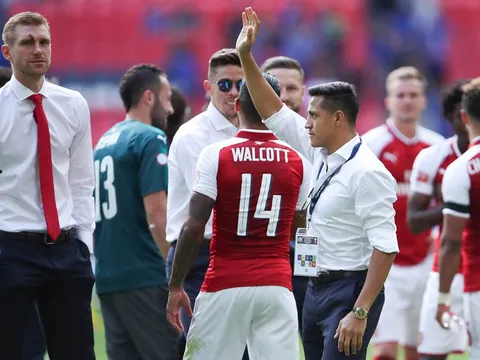 Sanchez vẫy tay chào, Fan Arsenal bắt đầu thấy sợ