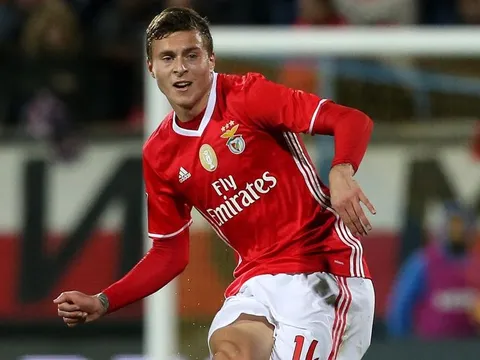 Sang M.U, Lindelof vẫn khiến CĐV Benfica ấm lòng