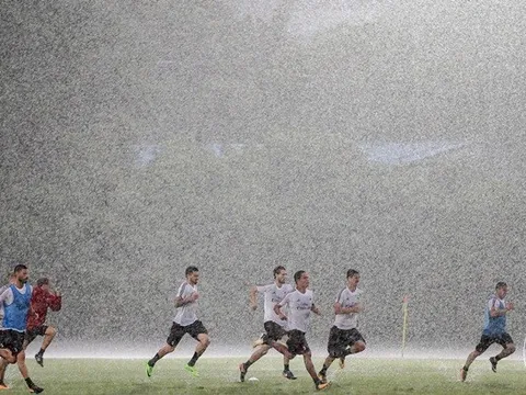 Sao AC Milan đội mưa luyện tập, sếp lớn hài lòng