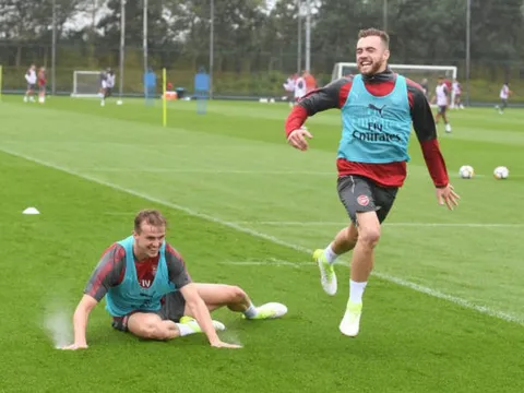 Sao Arsenal đầy phấn khích khi đồng đội té sấp mặt trên sân