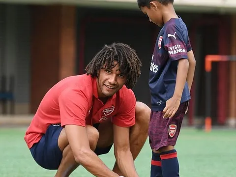 Sao Arsenal ghi điểm ở Singapore khi hành động dễ thương với fan nhí