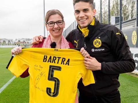 Sao Dortmund kí tặng áo đấu cho "CĐV dũng cảm nhất quả đất"