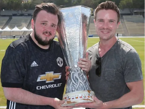 Sao Game of Thrones thích thú khi được Man Utd trao cúp tại Mỹ
