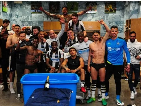 Sao Newcastle 'quẩy' tưng bừng sau khi lên hạng