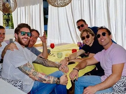 Sao Real hớn hở đi tắm nắng, không quên 'đá xéo' Barcelona