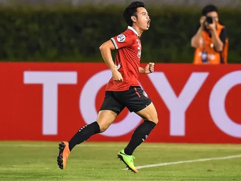 Sao Thái liên tục qua người theo phong cách Zidane