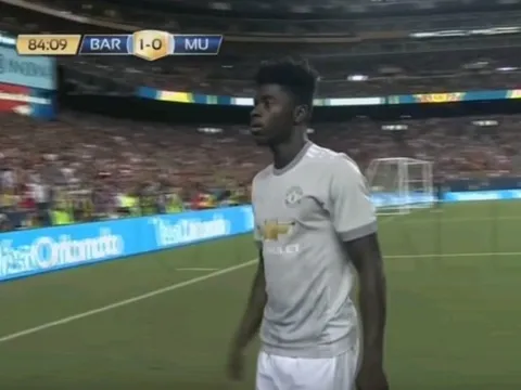 Sao trẻ Axel Tuanzebe vs Barcelona