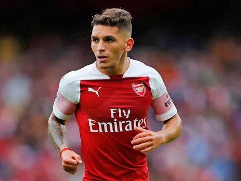 Sao trẻ được huyền thoại Arsenal ví với Kante