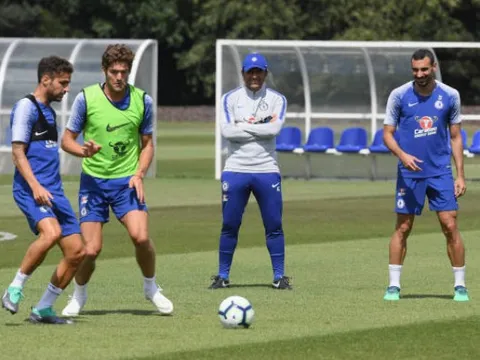 Sắp bay ghế, Conte vẫn miệt mài tập luyện cho Chelsea