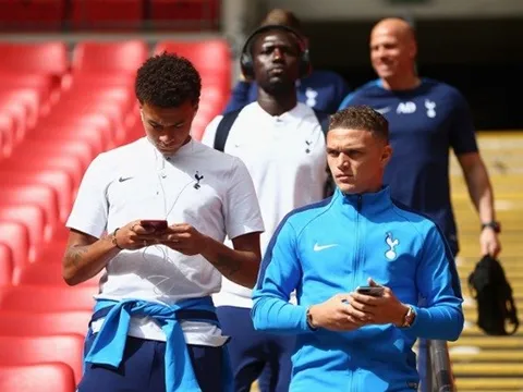 Sắp đấu Juventus, Dele Alli vẫn cắm cúi vào màn hình điện thoại