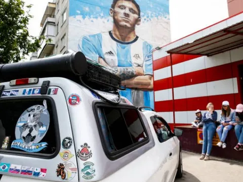 Sau 32 tháng bỏ Argentina 'đi bụi', fan Messi tái ngộ thần tượng tại Nga