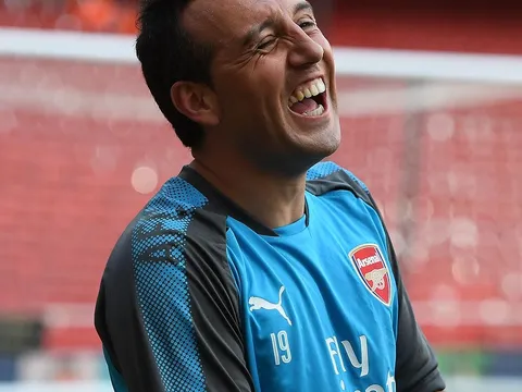 Sau 554 ngày trở lại, Cazorla cười tươi rói trên Emirates